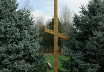Крест на территории храма