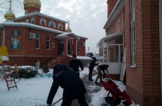 Уборка снега и чаепитие в храме