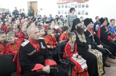 Маленькие казаки и казачки школы № 61 дали торжественную клятву