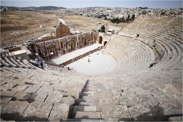 Так называемый Южный театр (81-96 гг. н. э.) вмещал до 3 тысяч зрителей