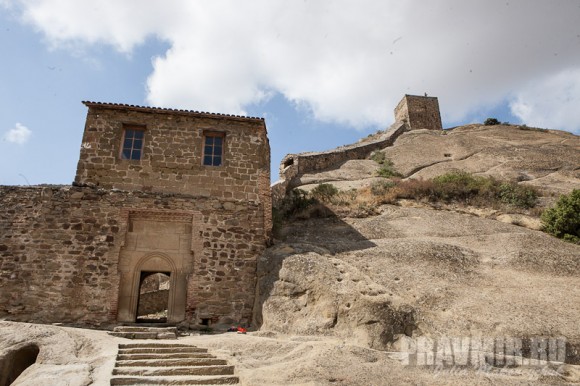 Крепостные стены и ворота монастыря были построены при Онуфрии Мачутадзе
