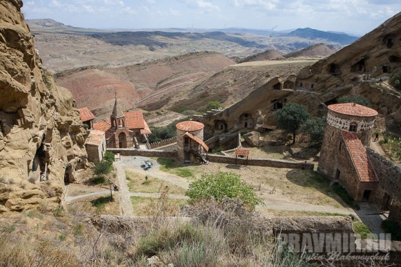 Вид на монастырь от пещеры, где были избиты шестьсот монахов