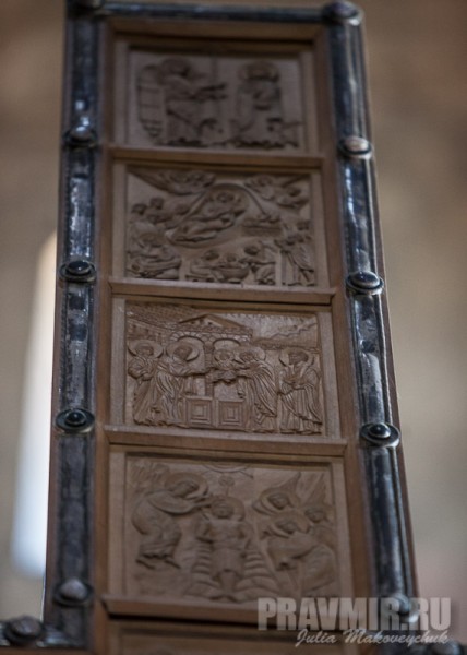Фрагмент креста в центре храма