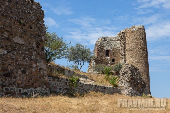Развалины древних стен монастыря