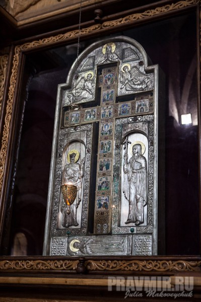 Крест: слева от креста — святая равноапостольная Нина, справа — святой царь Мириан. В кресте находятся частицы Креста Господня