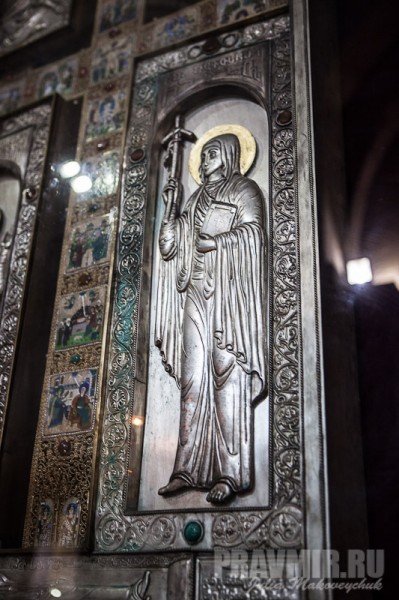 Фрагменты креста: слева от креста изображена святая Нина