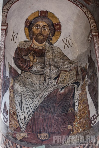 Фреска Спас Вседержитель в алтарной части храма