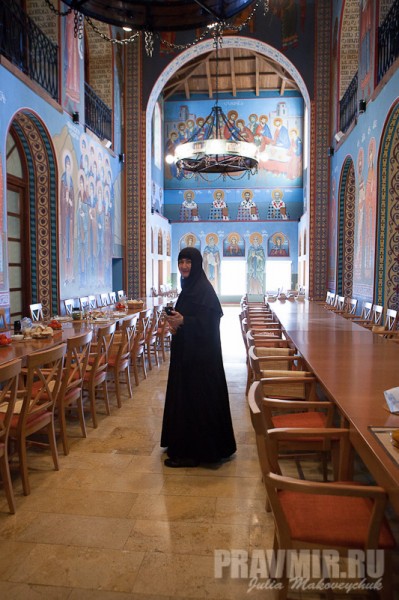 Трапезная. Благочинная монастыря Бодби монахиня Тамара