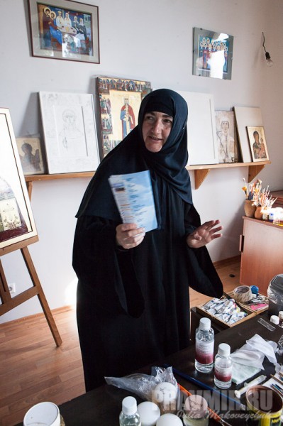 Монахиня Тамара, благочинная монастыря. Чтобы провести экскурсию по Бодби для корреспондентов ПРАВМИРа, матушка жертвует воскресной литургией — другого времени не будет